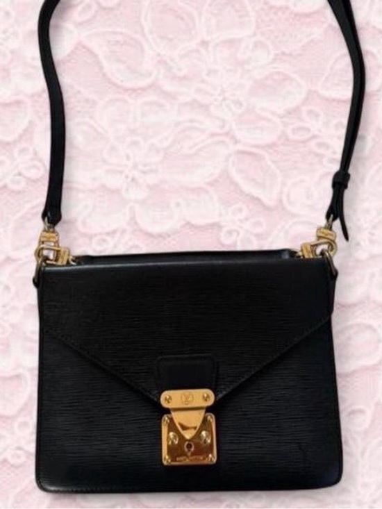 Louis Vuitton Handbags - VINTAGE Black Louis Vuitton Epi leather crossbody bag with gold hardware